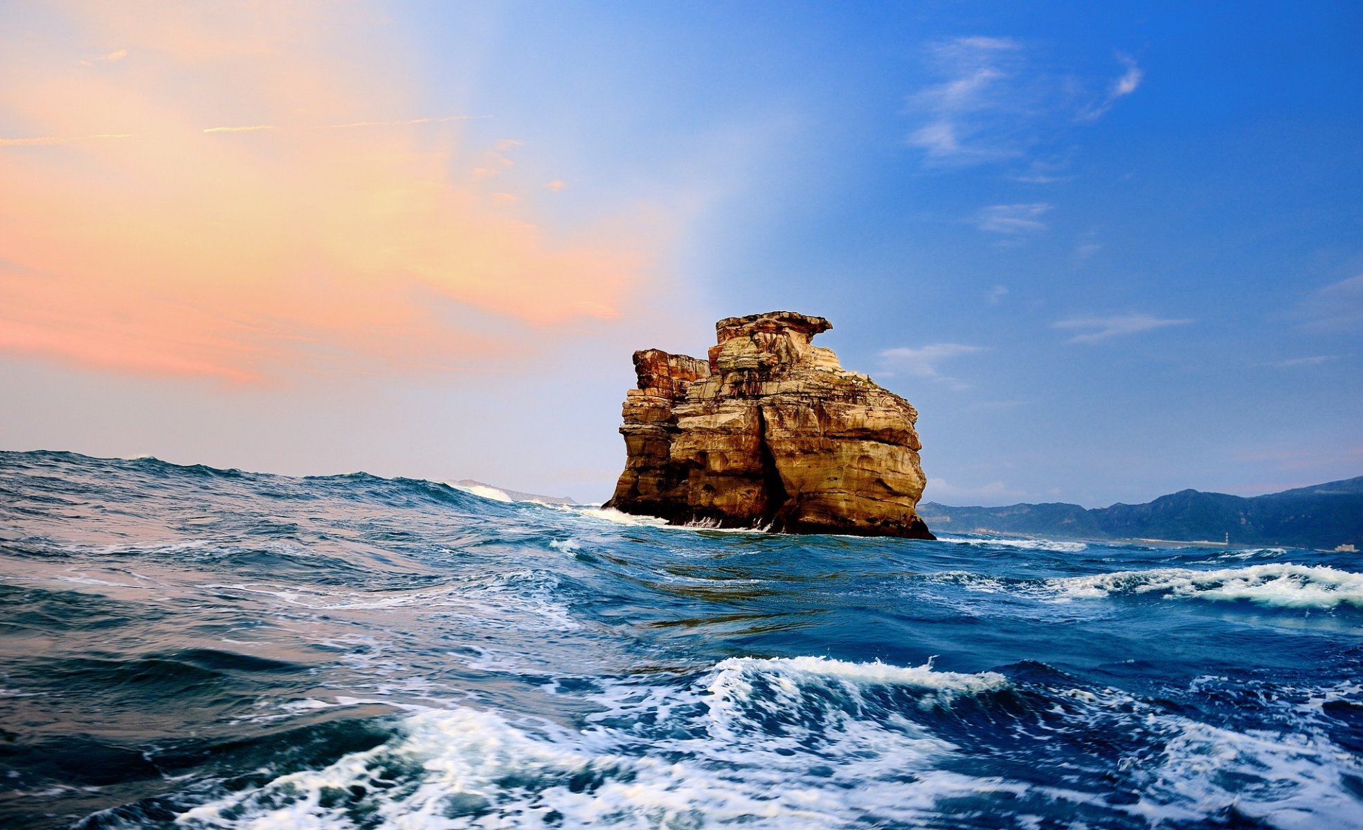 mare roccia onde alba tramonto nuvole schiuma