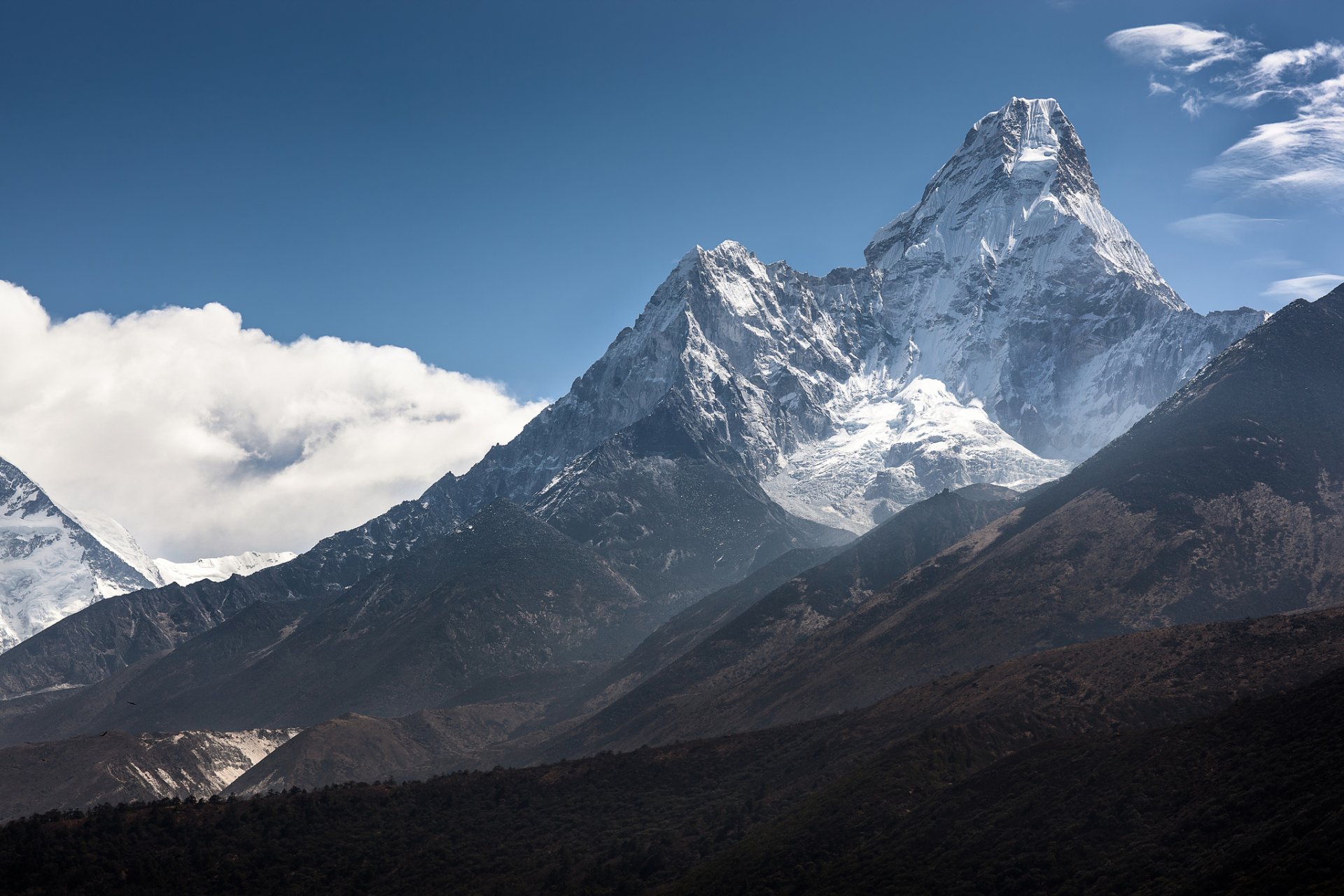 ama-dablam góry śnieg chmury himalaje