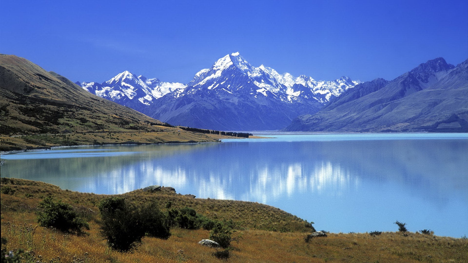 naturaleza montañas nevadas cima al pie lago hermoso vista