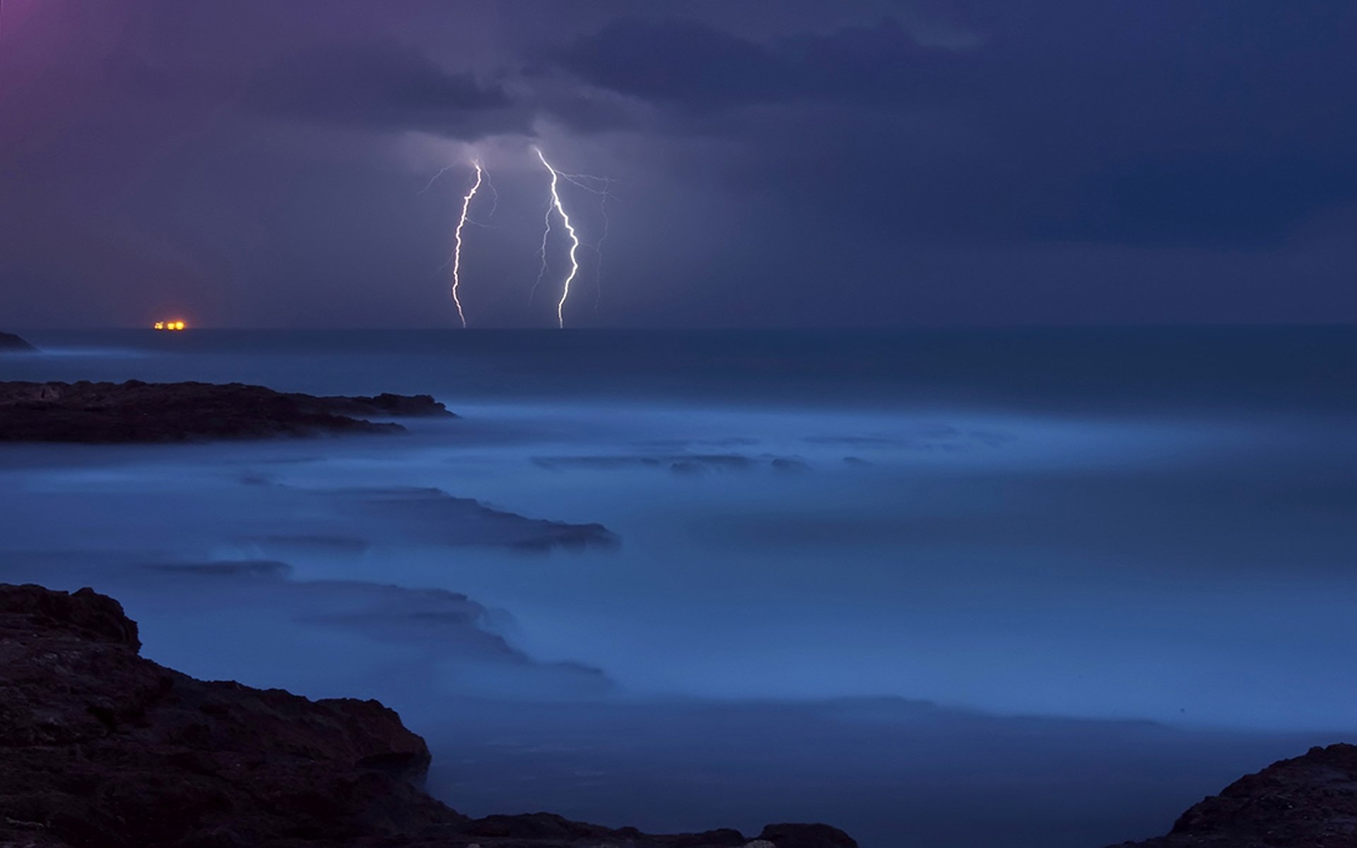 mar tormenta relámpagos elemento agua azul piedras costa