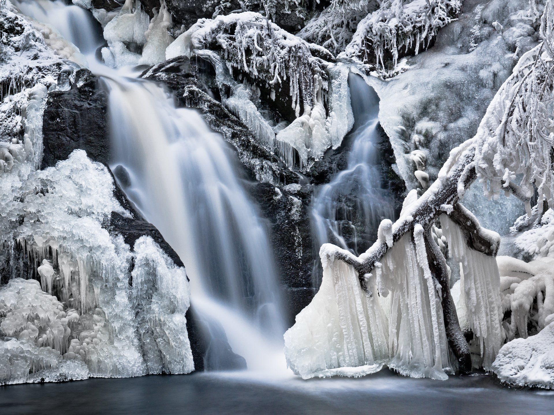 nature hiver neige glaçons glace givre cascade eau arbres roches gelé