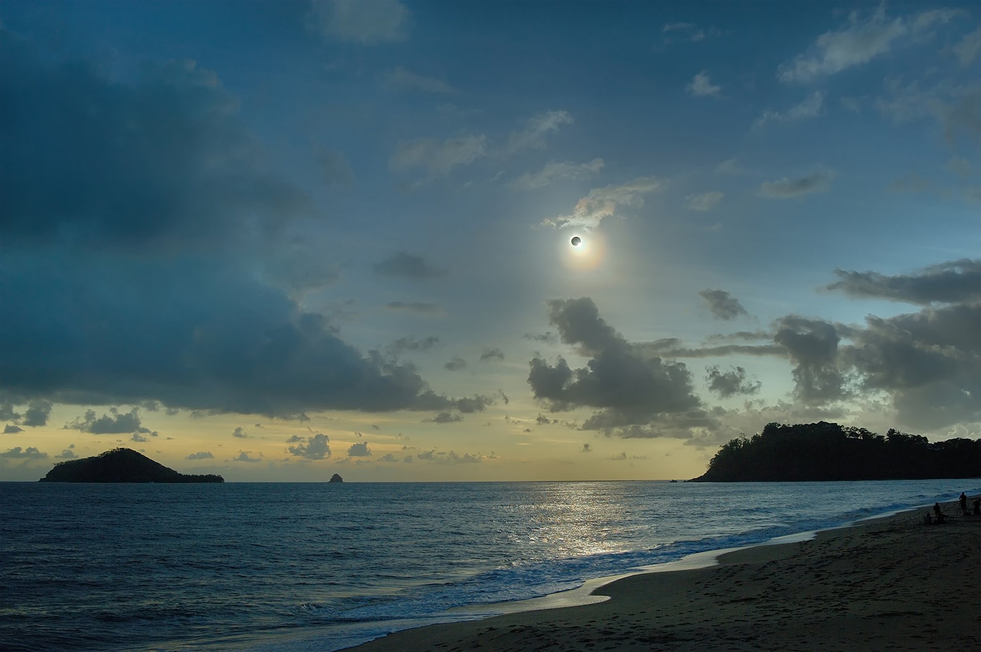 queensland australie soleil lune éclipse océan nuages