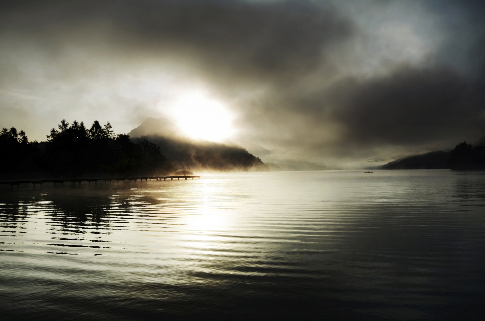 nebel pier see berg sonnenstrahlen sonnenuntergang bäume fichte