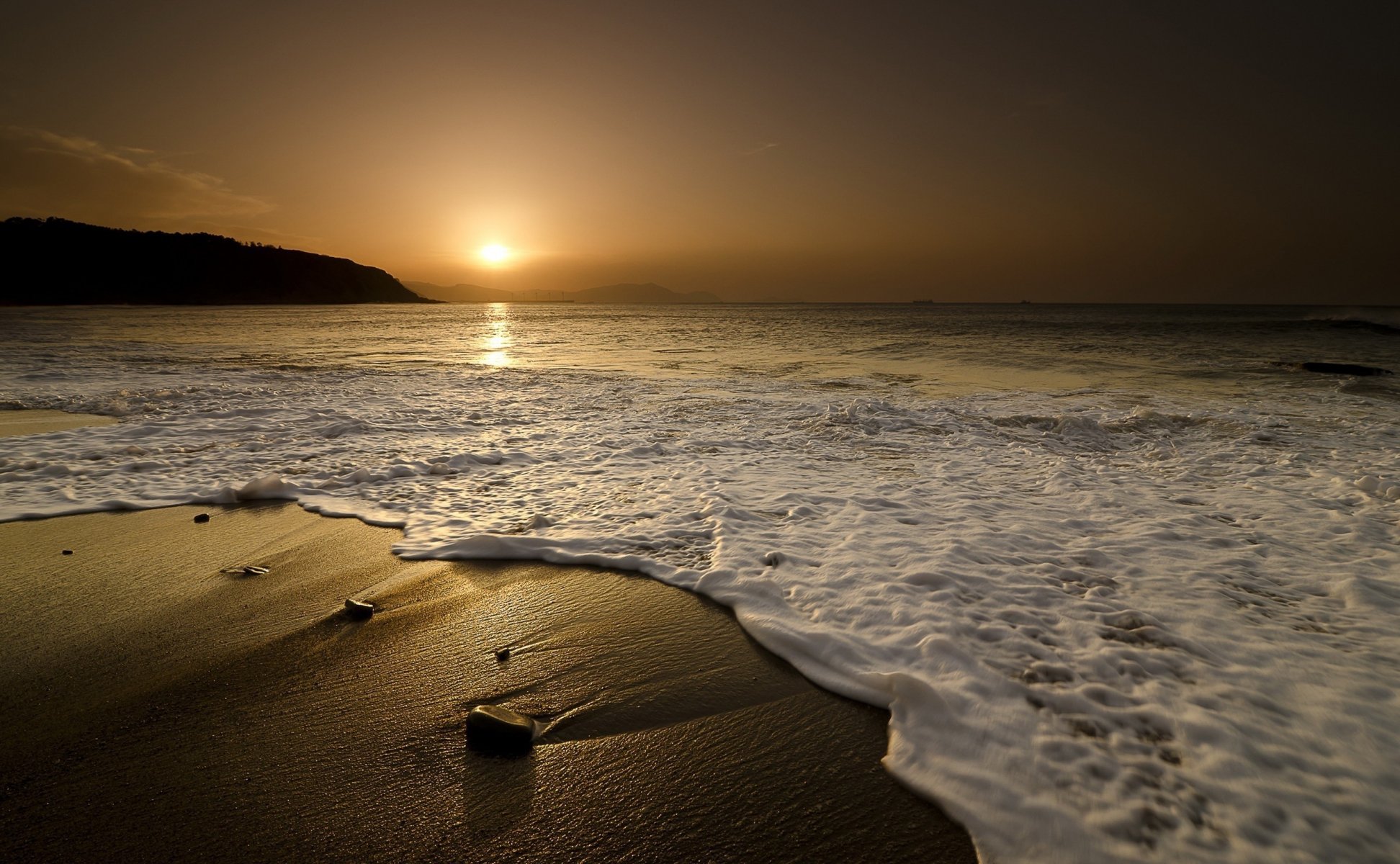 nature paysage sable mer vagues pierres coucher de soleil