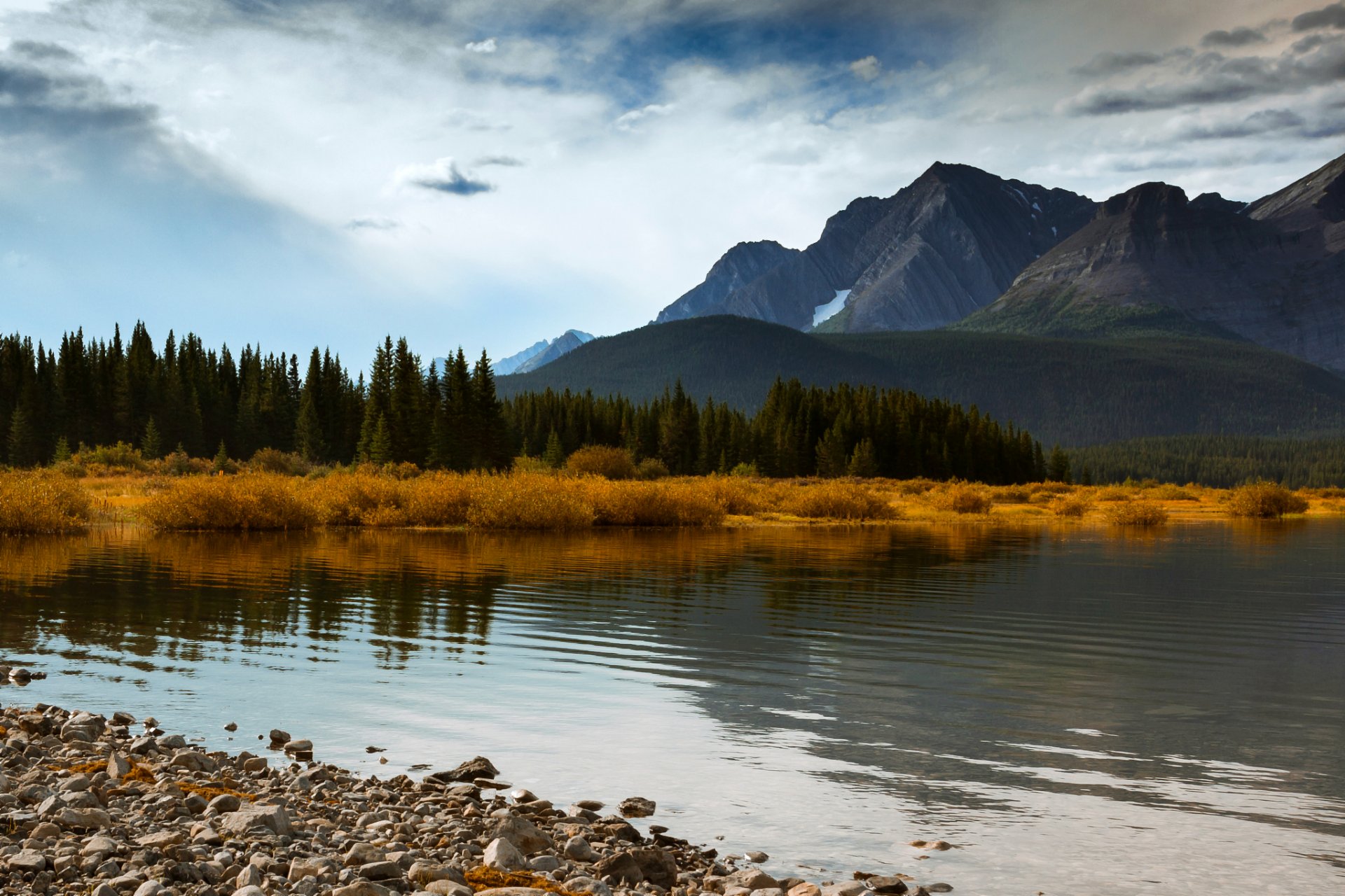 kanada alberta herbst berge wald bäume see blau himmel wolken blau