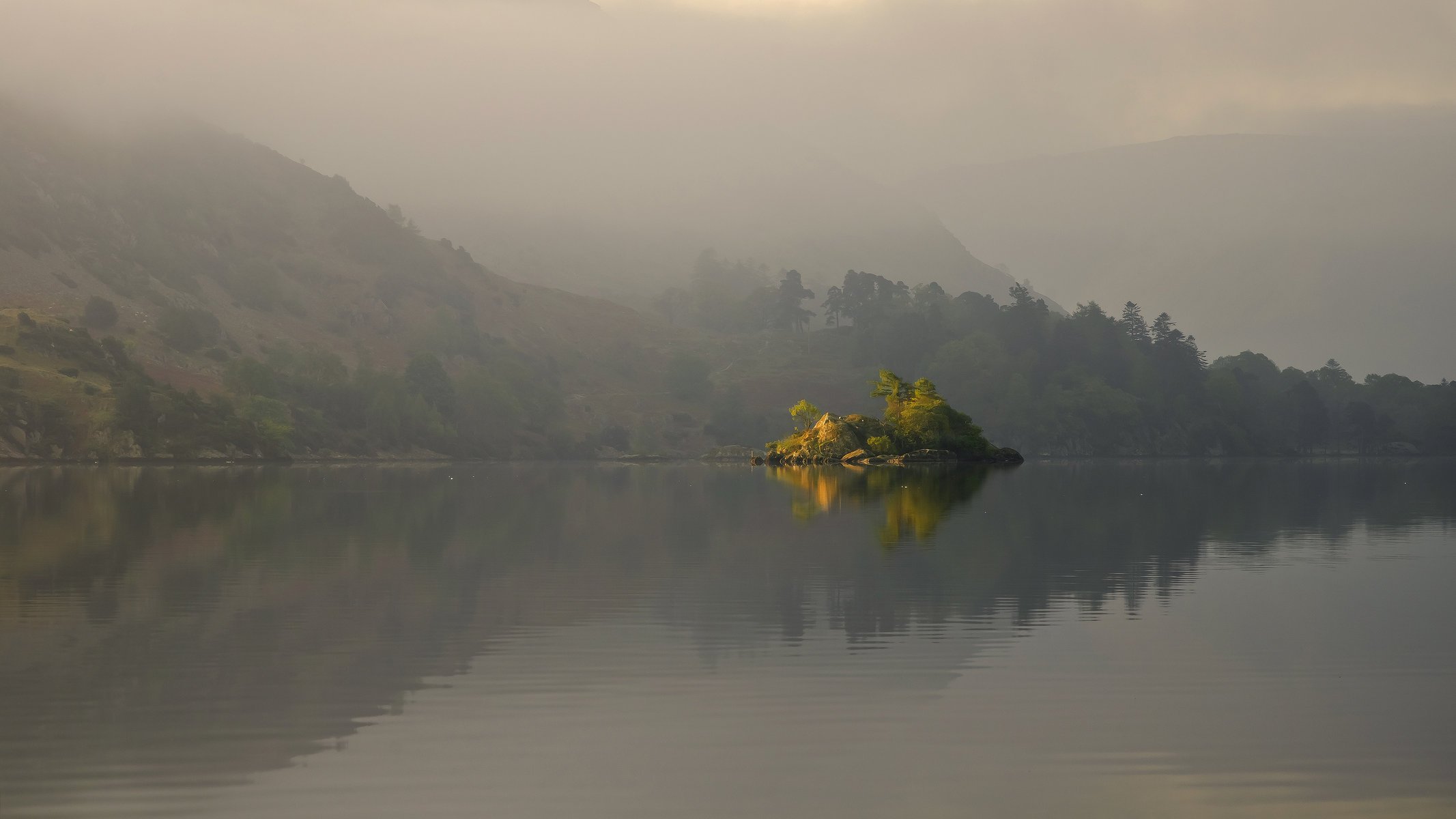 lac surface île arbres réflexion collines brouillard