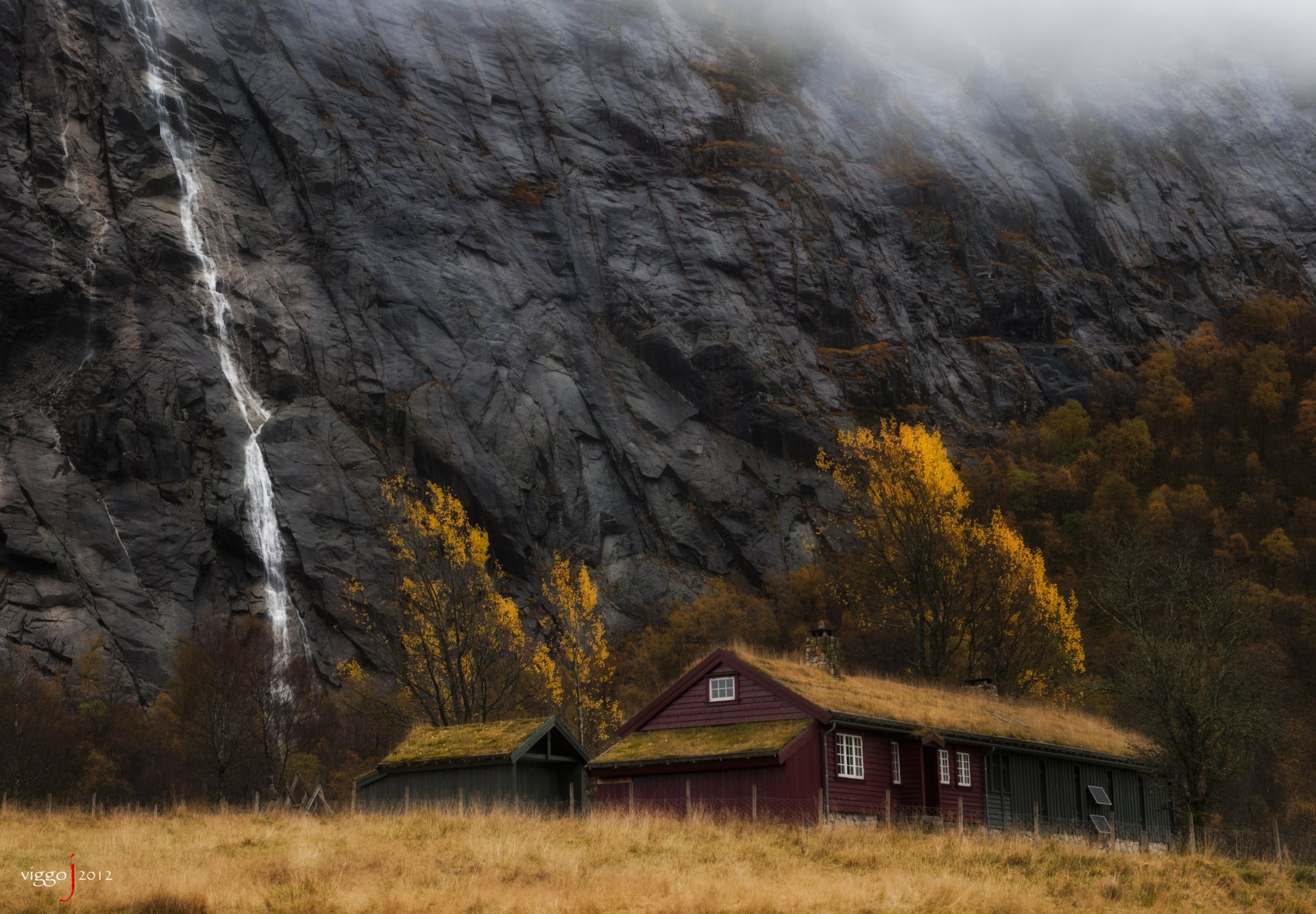 norvegia stavanger rugalann montagne cascata autunno casa viggo johansen foto