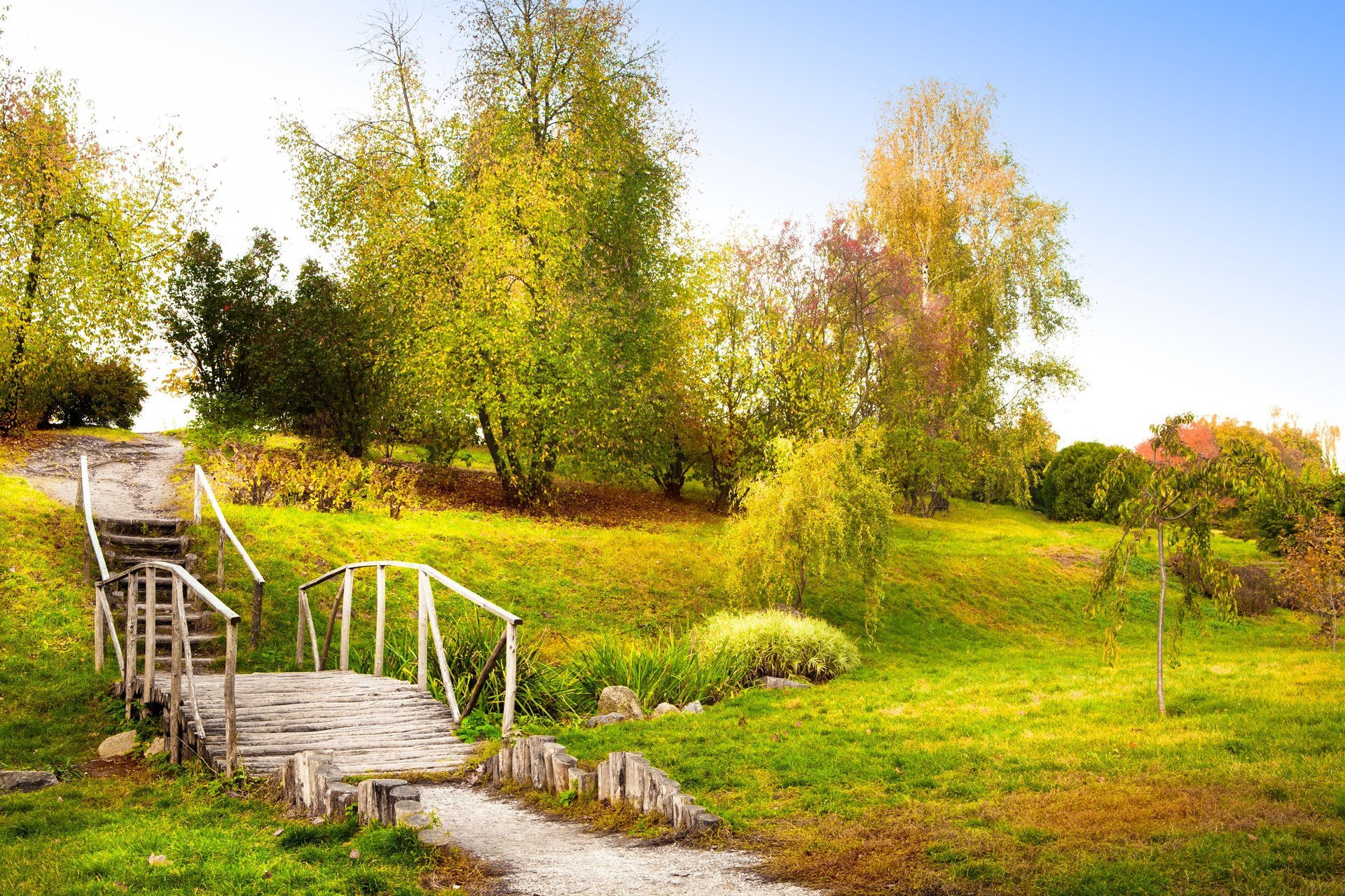 otoño puente viejo escalones árboles hojas verde hierba cielo azul paisaje