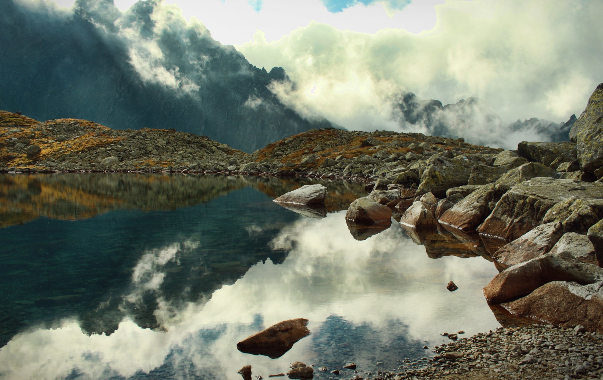 lago montañas rocas rocas reflexión nubes niebla