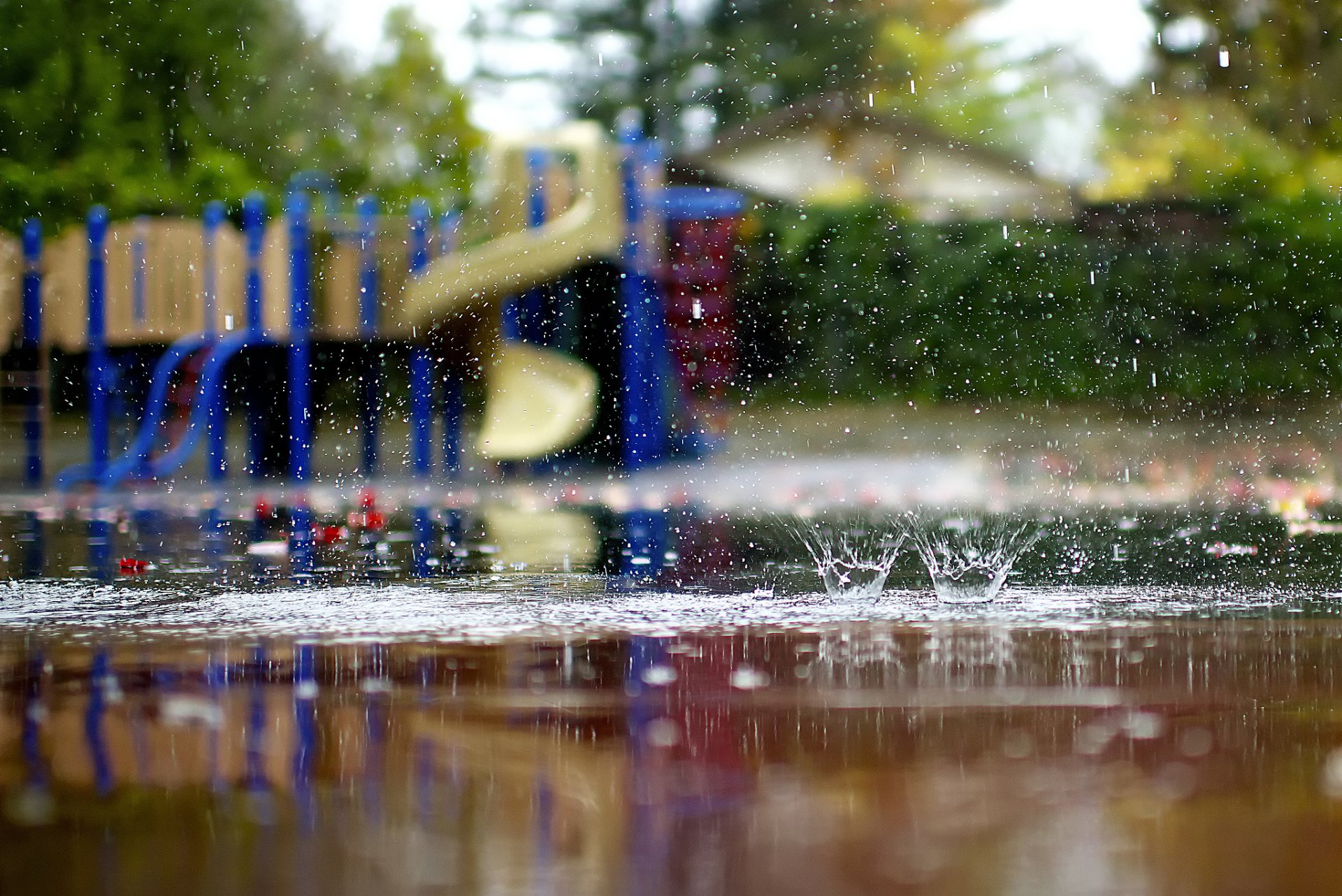 gros plan aire de jeux pluie flaques d eau éclaboussures automne lucydphoto