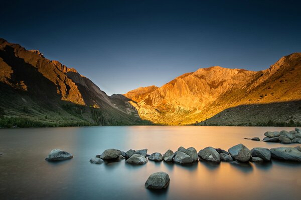 Super coucher de soleil dans les montagnes