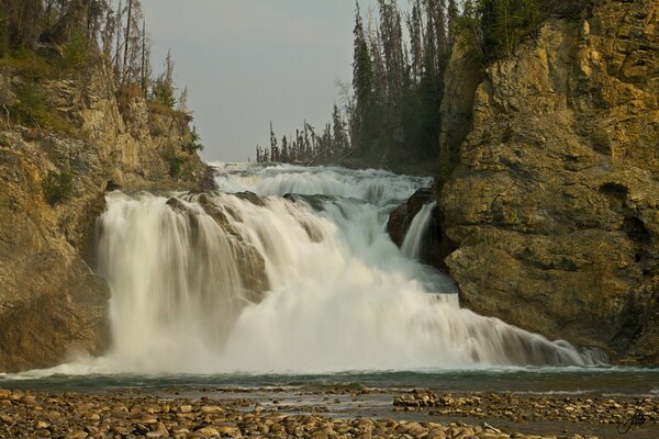 Parc provincial avec cascade dans les rochers