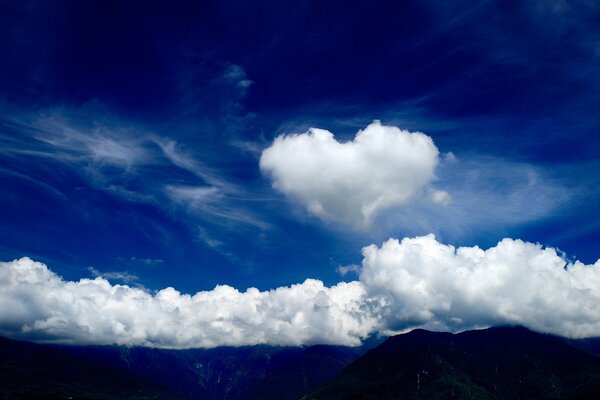 Nubes esponjosas en forma de corazón