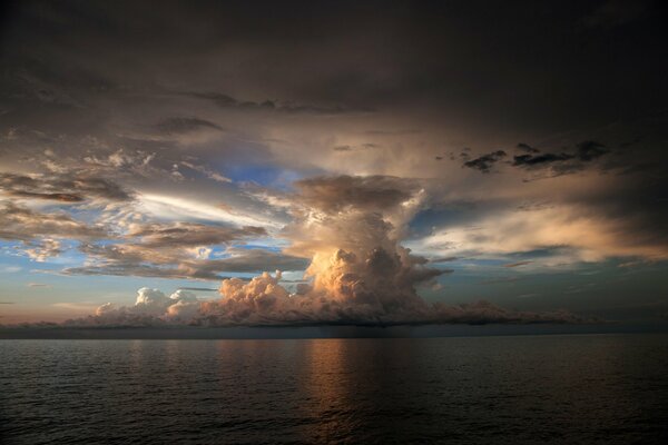 Große Wolke über dem Meer