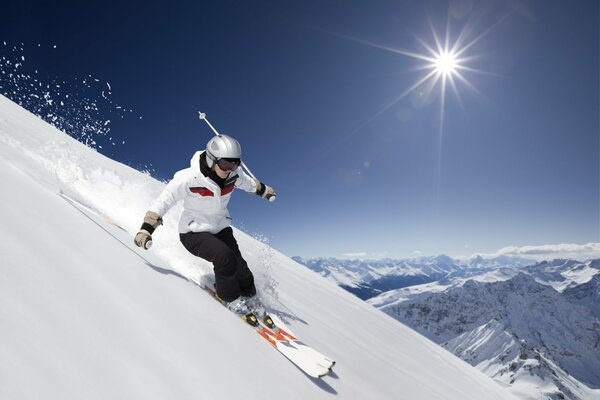 Deportes de montaña en descenso de nieve