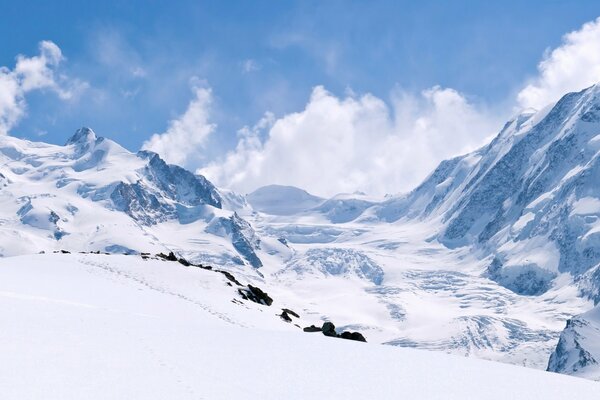 Schneebedeckte Berge auf blauem Himmel Hintergrund