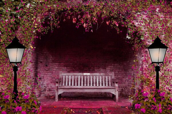 Nel giardino primaverile tra i fiori c è un arco con una panchina