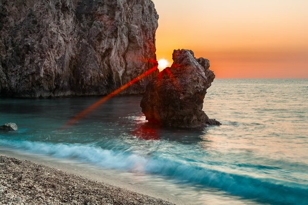 Dusi sol a través de las rocas