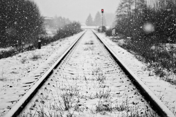 Rails dans la neige en hiver