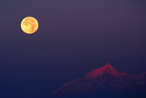 Mond in Italien über den Alpen