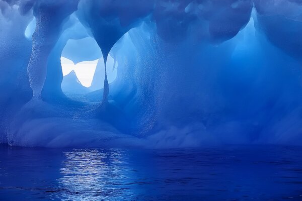 Fotos de icebergs con agua en la Antártida