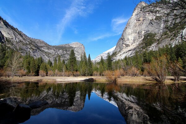 Riflessione delle rocce nel lago