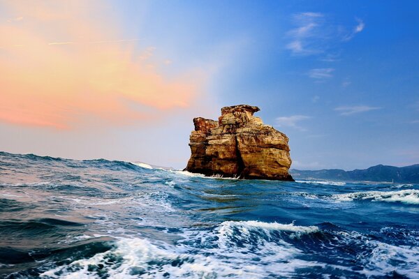 Morgendämmerung am Meer, Wellen und Felsen