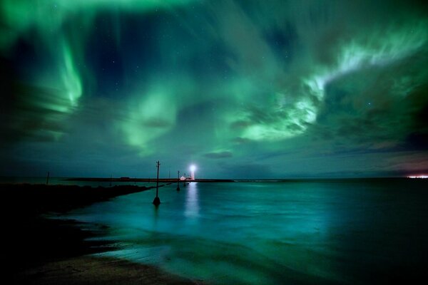 Faro en respuesta a la Aurora boreal