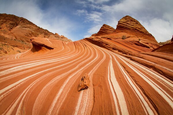 Canyon orange avec des lignes de texture sur fond de ciel bleu