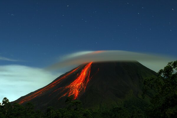 Vulcano di lava infuria con cielo scuro