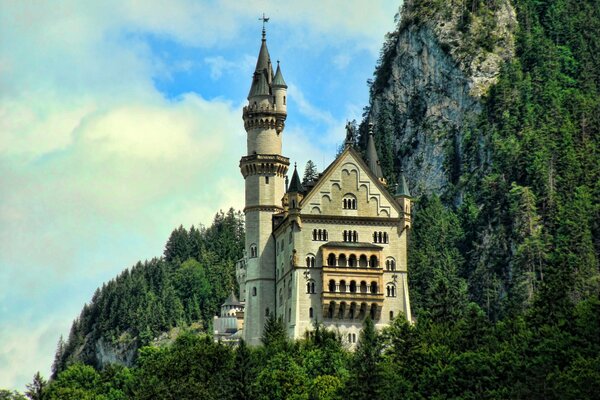 Ein Steinschloss, das auf den Felsen steht