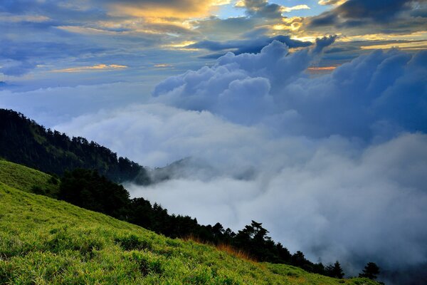 Paesaggio montano estivo in nebbia e nuvole