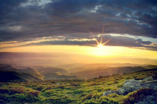 Grüne Hügel bei Sonnenuntergang