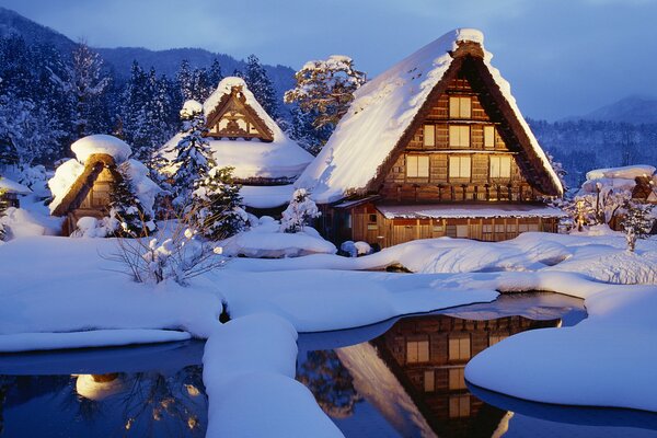 Kleine japanische Häuser im Winter