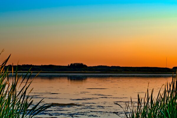 Atardecer en un lago en Siberia