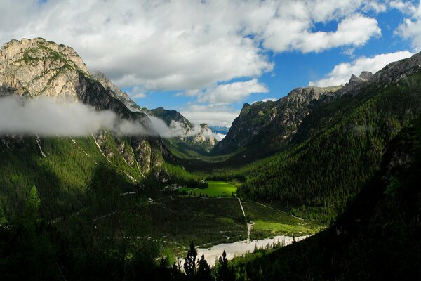 Giornata nuvolosa in montagna coperta di erba