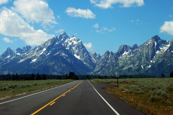 Route des montagnes avec des sommets enneigés