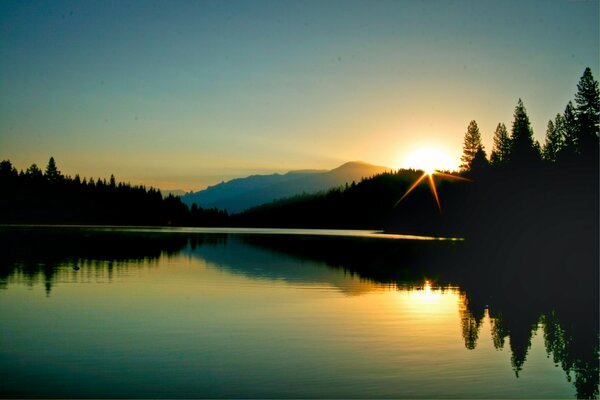 Alba Sul Lago di montagna nella foresta