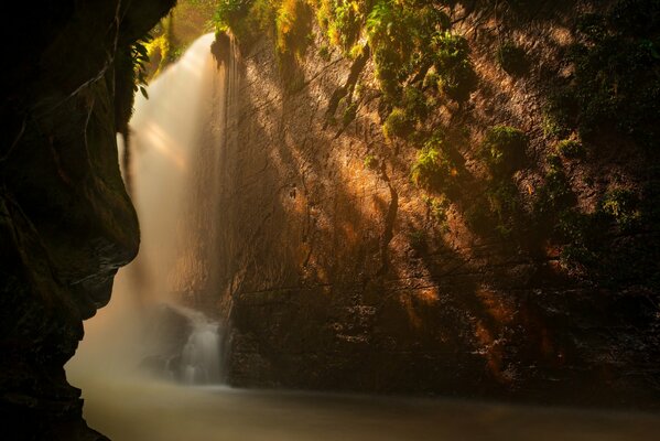 Paisaje natural con rocas y agua