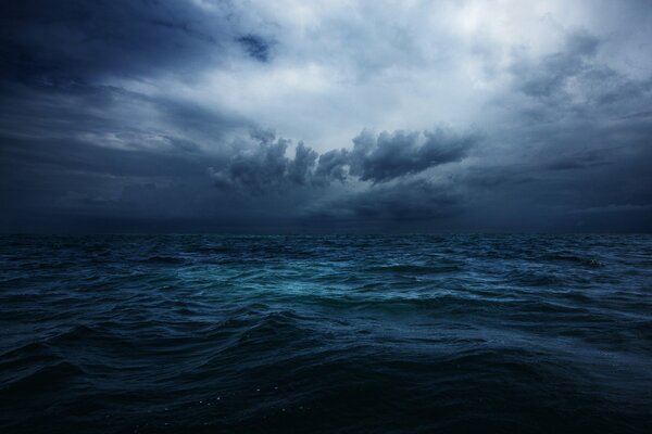 Sturm im Ozean vor dem Hintergrund eines dunklen Himmels