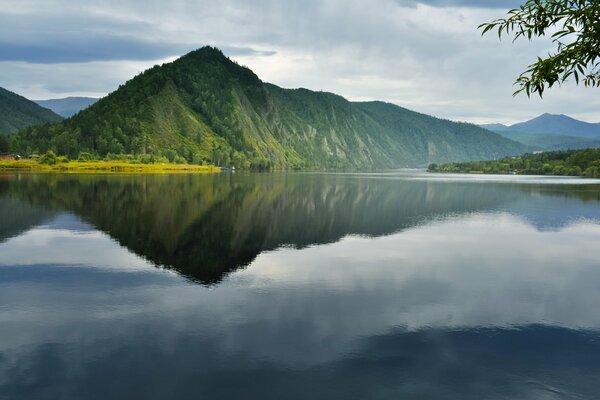 Reflet de la chaîne de montagnes sur la surface du lac