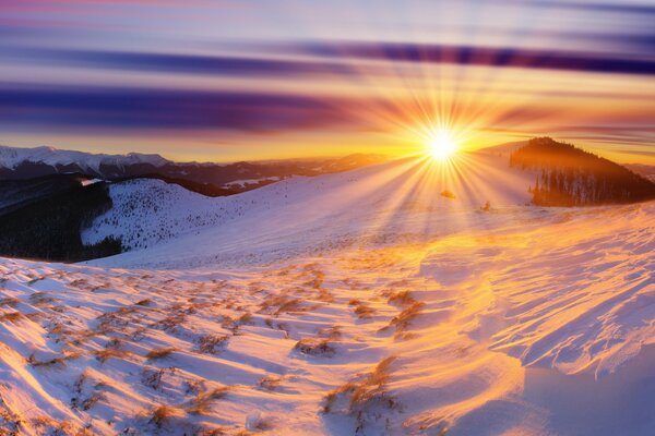 Wintermorgendämmerung in den schneebedeckten Bergen