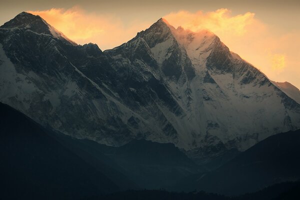 Der verschneite Mount Everest am Himmelshintergrund