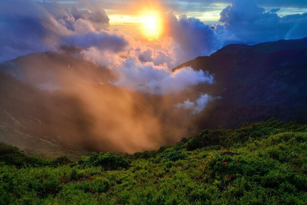 Berglandschaft auf dem Hintergrund der Wolken