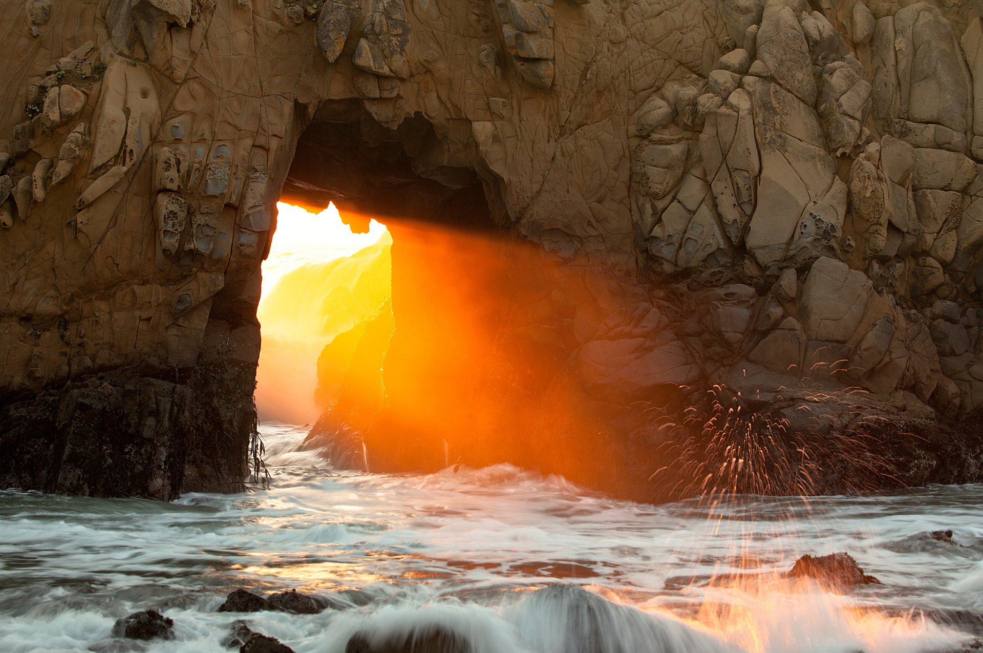 natur meer felsen durchgang bogen licht sonne wellen spritzer steine