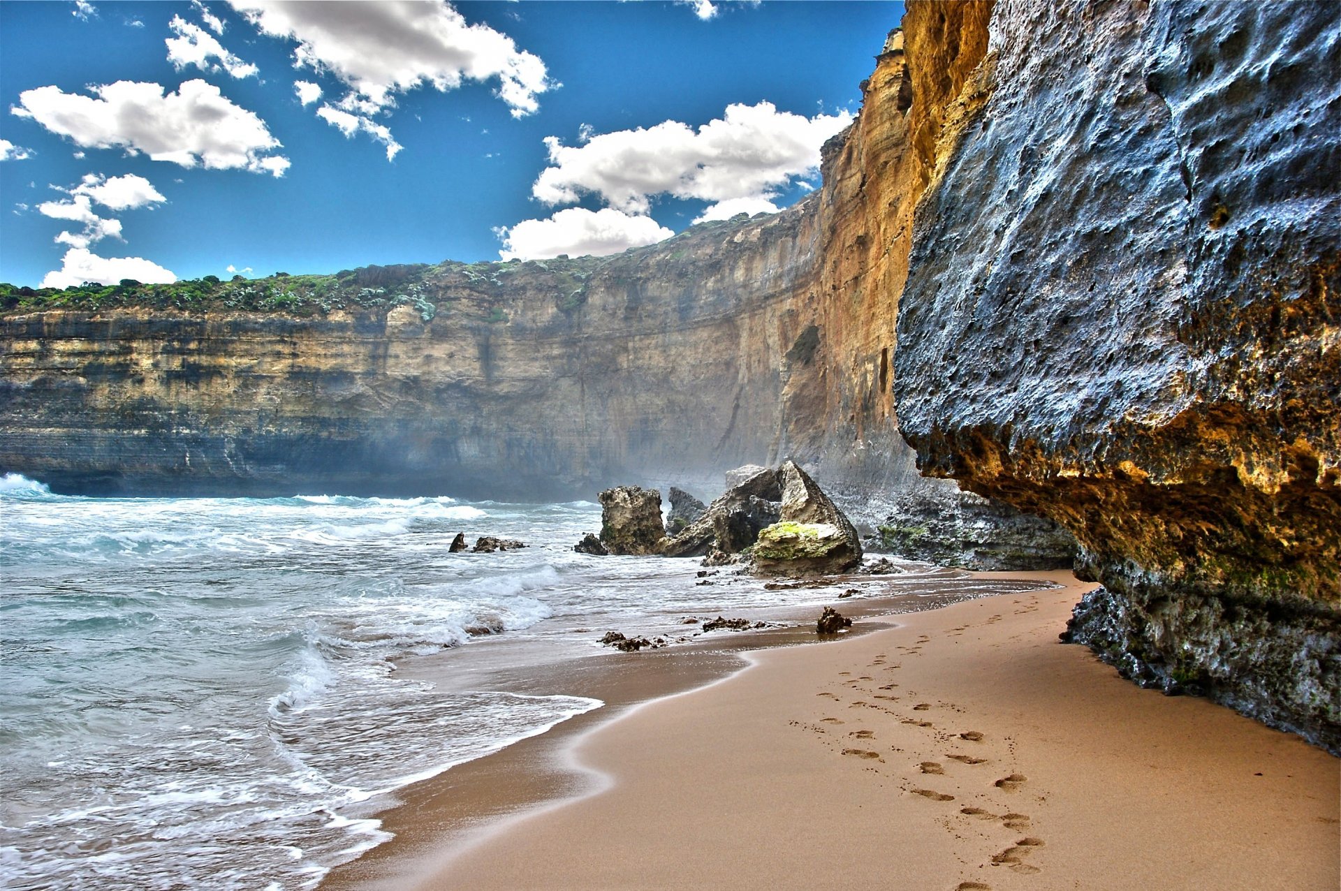 naturaleza paisaje rocas montañas arena huellas agua mar cielo nubes