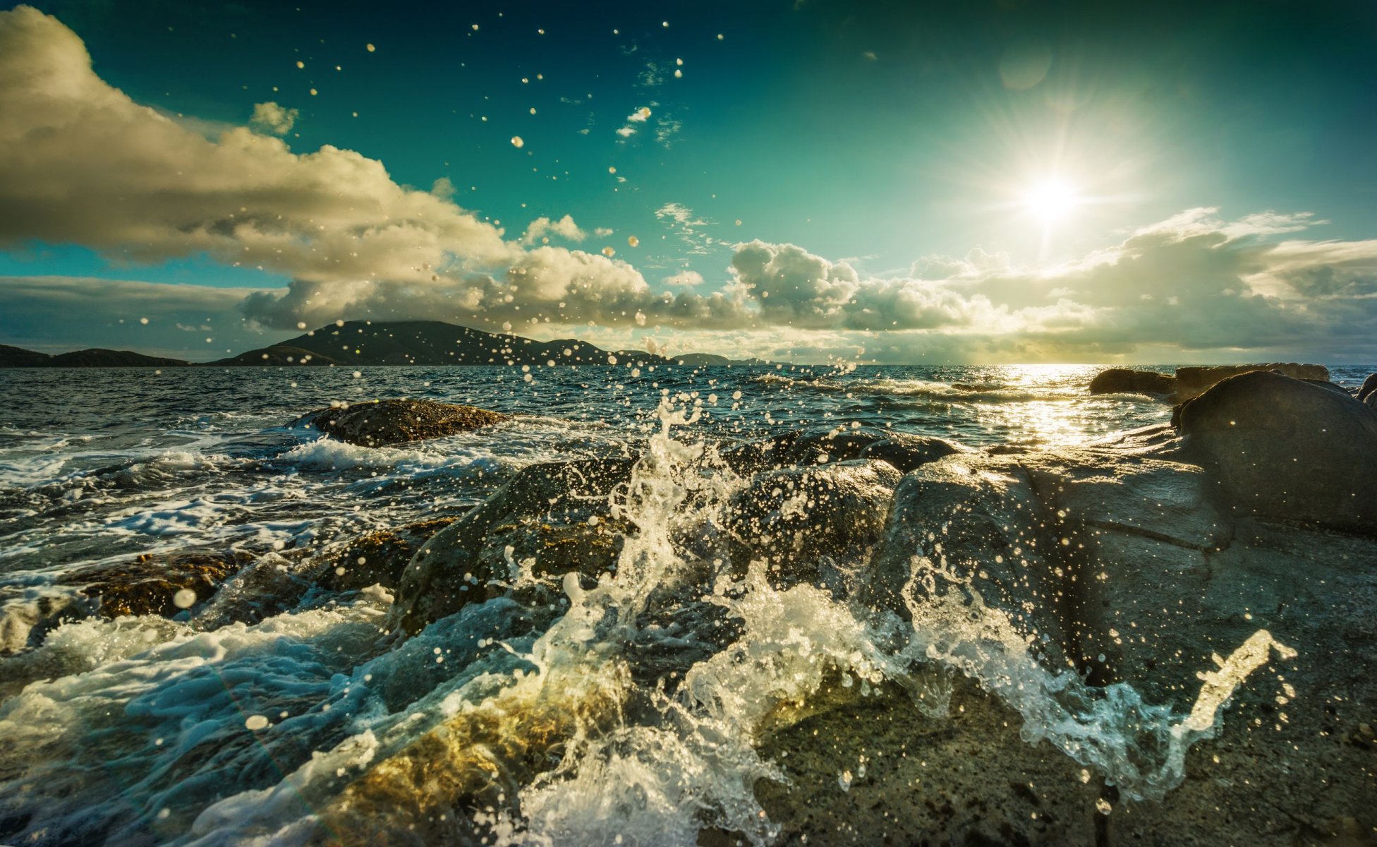 oceano rocce spruzzi nuvole