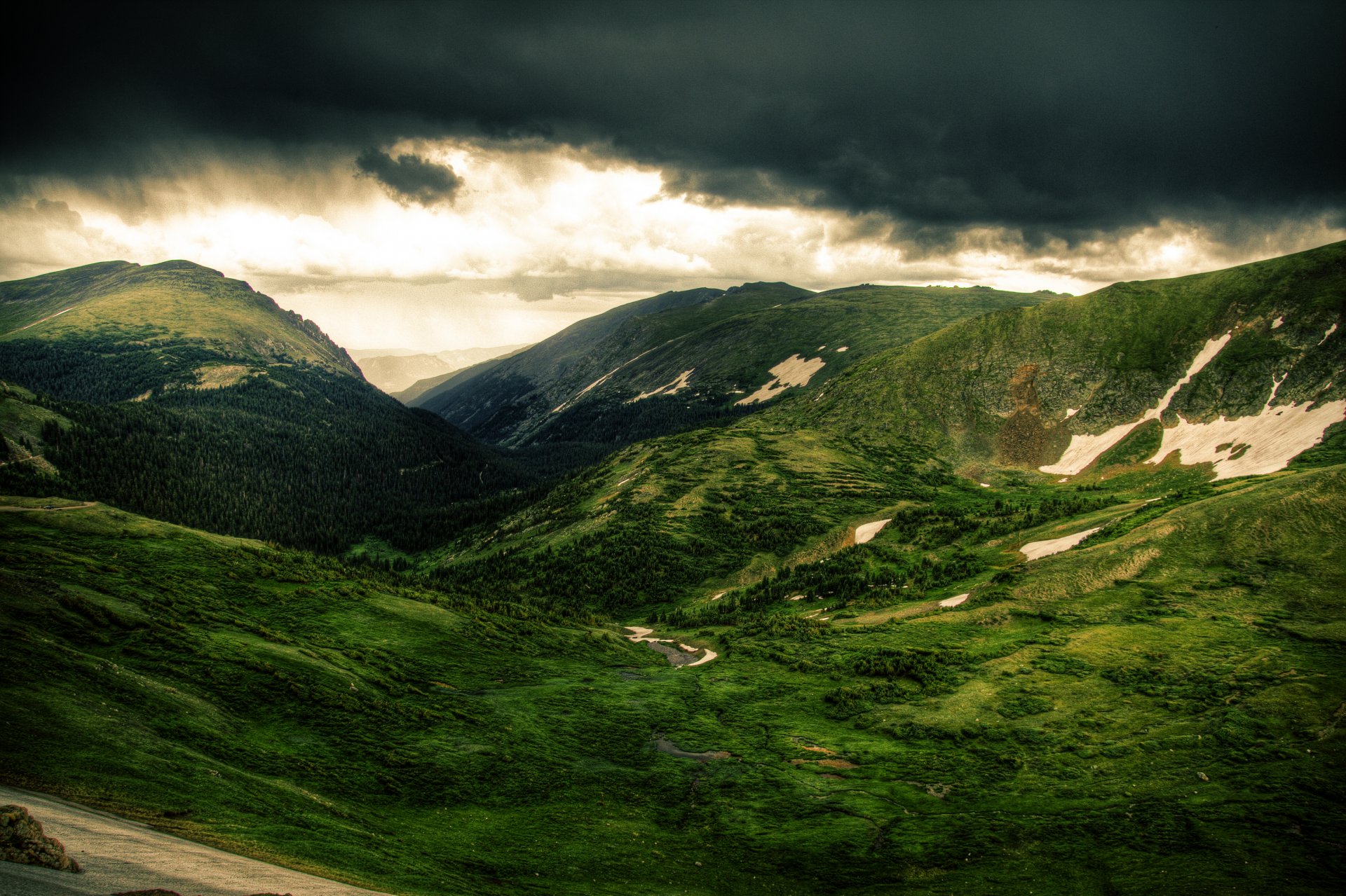 paysage nature montagnes collines arbres pré vert ciel nuages