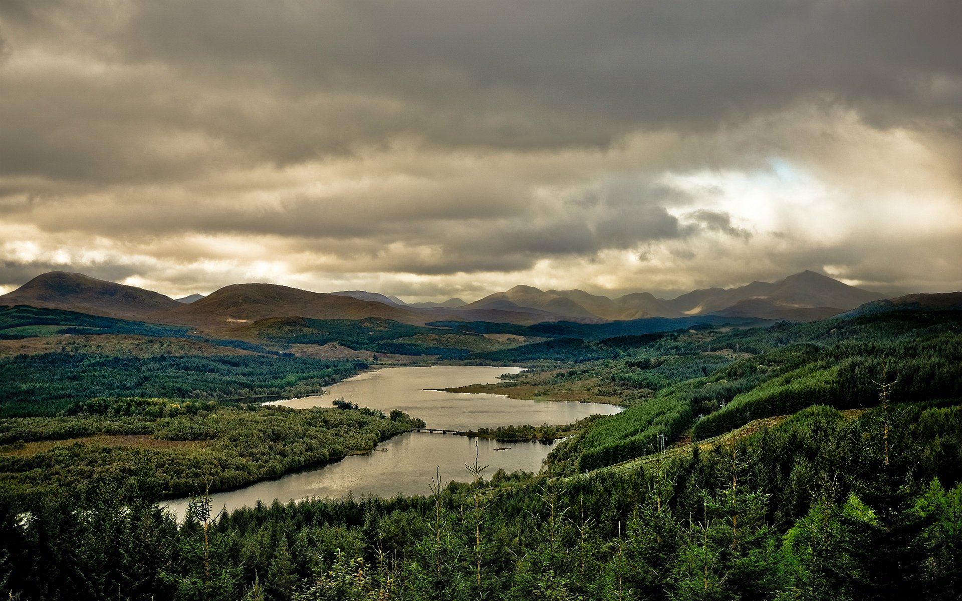 großbritannien schottland loch harry see berge wald bäume himmel wolken landschaft