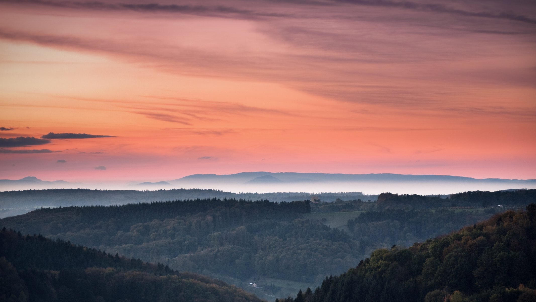 soir orange coucher de soleil ciel brume collines forêt arbres